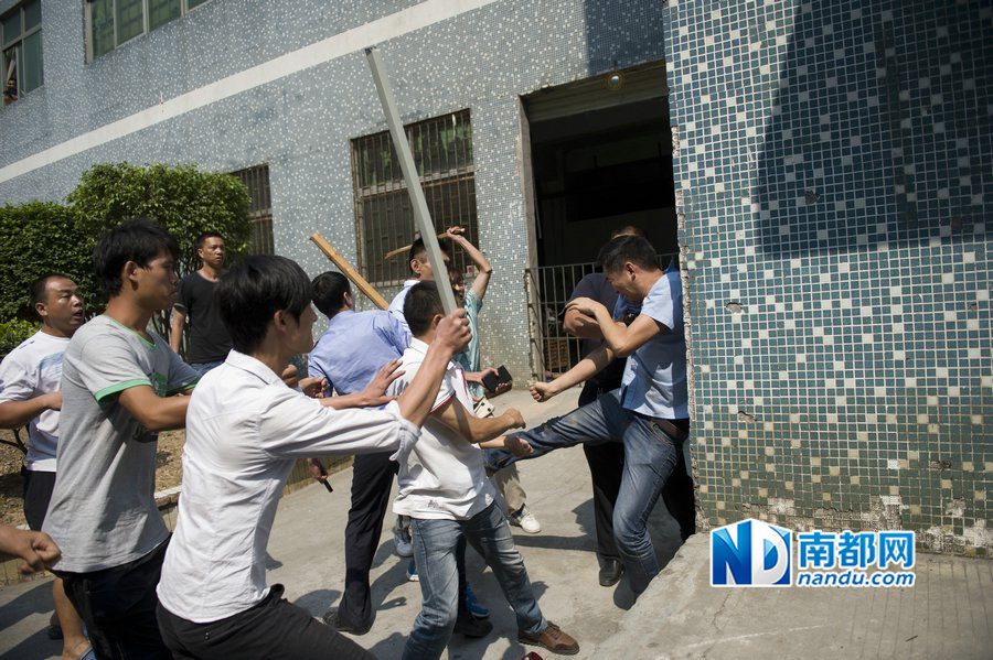 深圳劳资纠纷转变成群殴 警方鸣枪制止_高清图集_新浪网