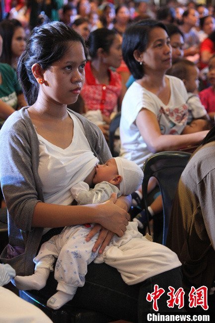 猜你喜欢 3 / 6 图为参加活动的母亲们在媒体镜头前为怀中的宝宝哺乳