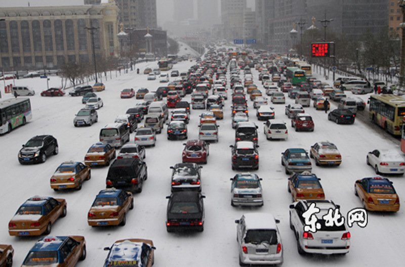哈尔滨遭暴雪袭击 致交通大面积拥堵