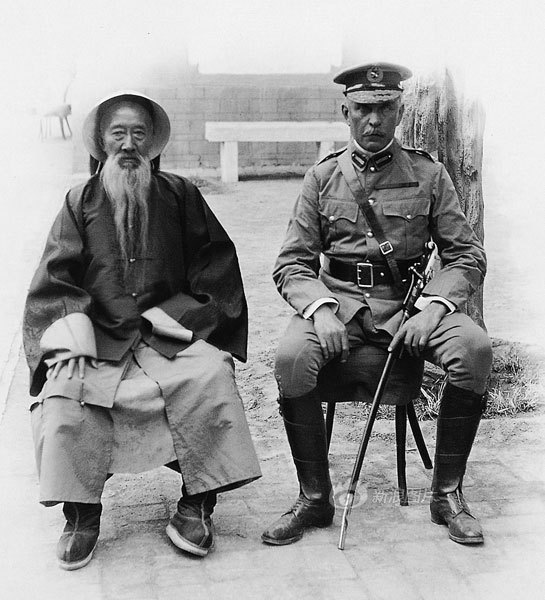 图为1903年5月14日,河北保定,清廷湖广总督张之洞与英国军官合影.