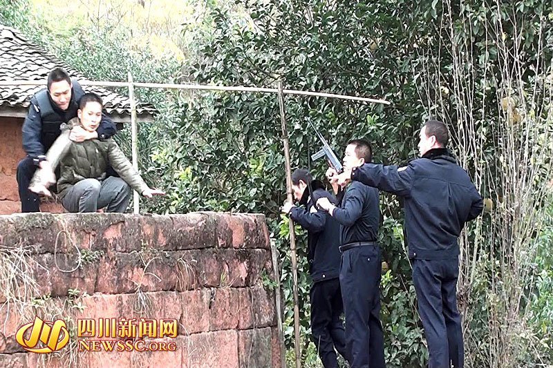 四川男子枪击垂钓者头部持刀泼硫酸拒捕