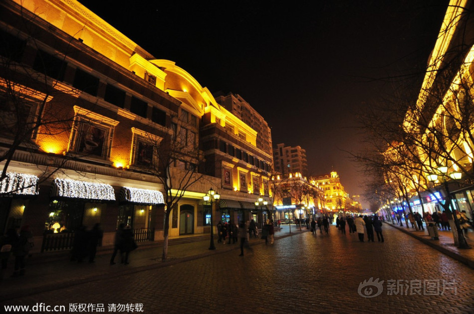 2014年1月14日,临近农历马年春节,拥有百年历史的中央大街节日...图片 214478 950x631