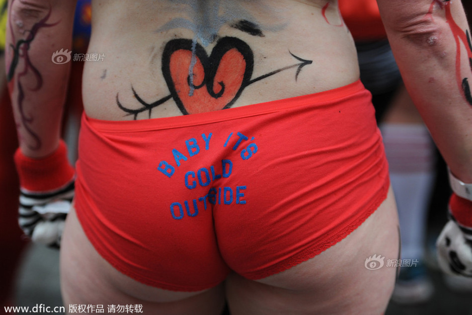 男生脱女生的内衣内裤_00后女生内衣内裤半脱(3)