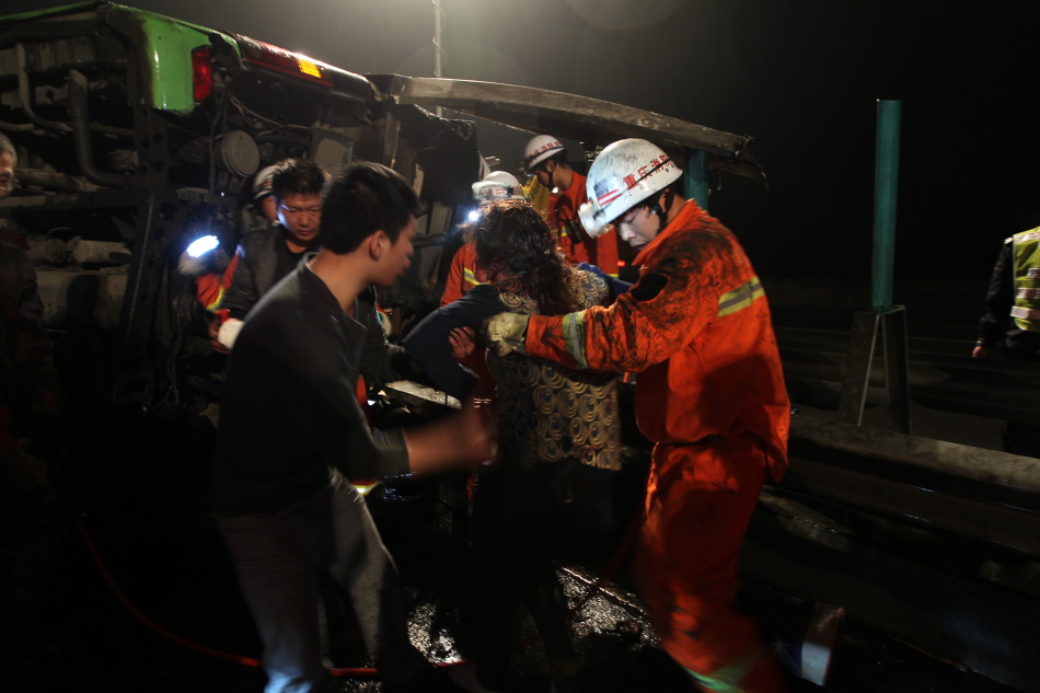 重庆包茂高速黔江段发生特大交通事故 已致71人死伤