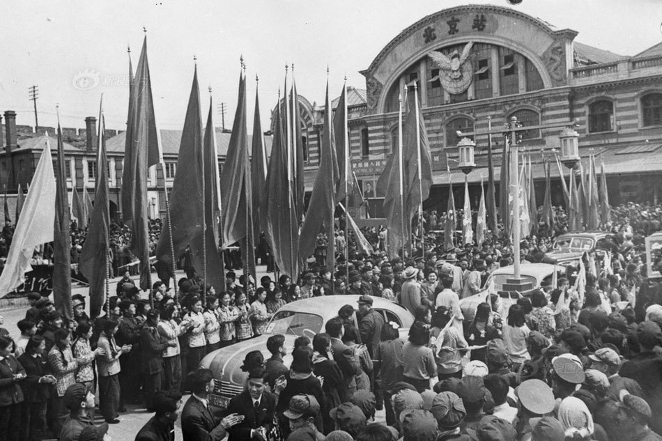 1950年北京人口_1950年北京站工作人员为旅客服务