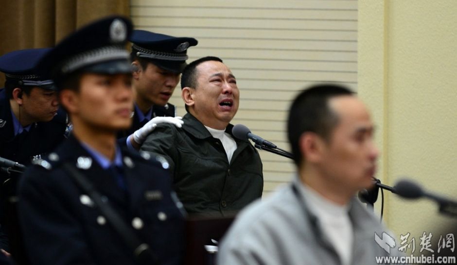 刘汉出庭受审情绪失控