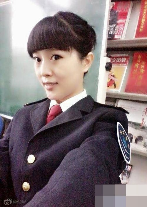 高清图—济南9路公交车最美女公交司机自拍照爆红网络