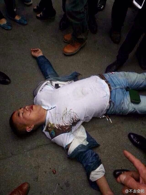 图为被打受伤男子.
