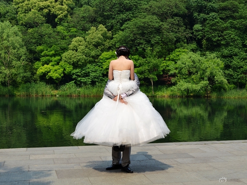 湖边婚纱照_湖边飘纱婚纱照图片(3)