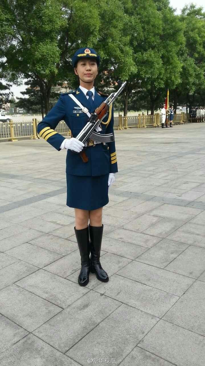 女仪仗兵护旗手在中外媒体前亮相