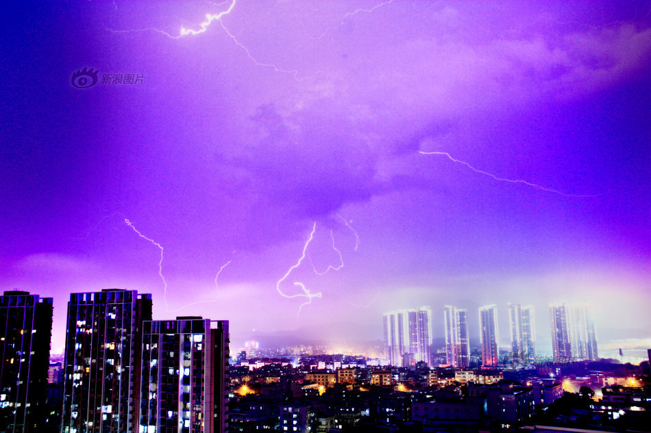 实拍深圳大暴雨中破空闪电_高清图集_新浪网