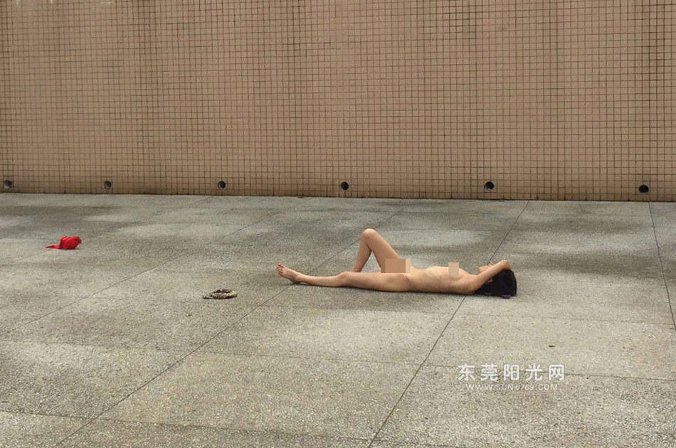 在广场脱内衣_内衣美女(2)