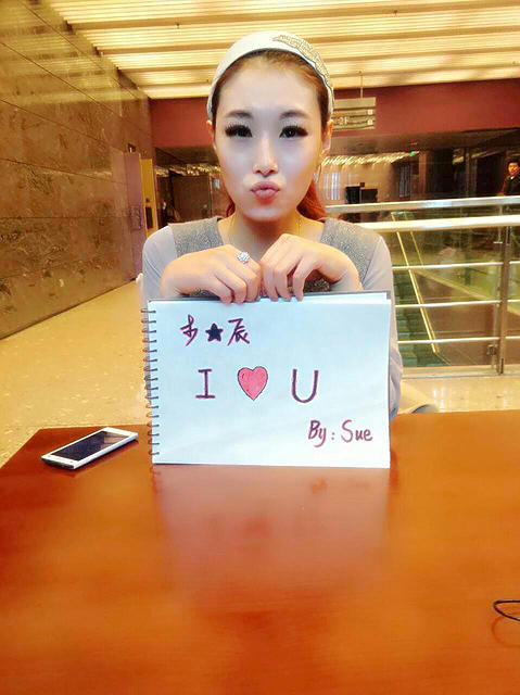 女大学生穿婚纱表白_表白二维码图片(3)