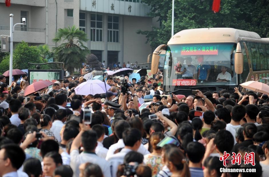 安徽毛坦厂中学考生赶考 万余民众相送_高清图集_新浪网