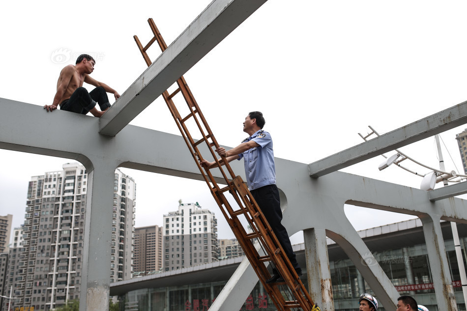 Nghi ngờ vợ ngoại tình, chồng giả vờ tự tử không may trượt chân tử vong tại chỗ