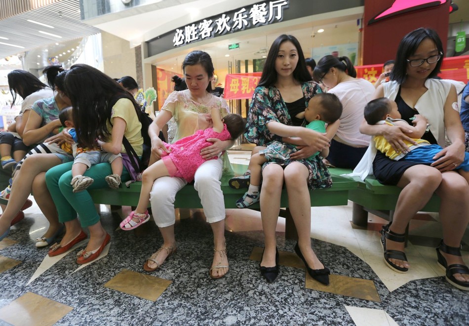 青岛举行哺乳快闪 倡导母乳喂养