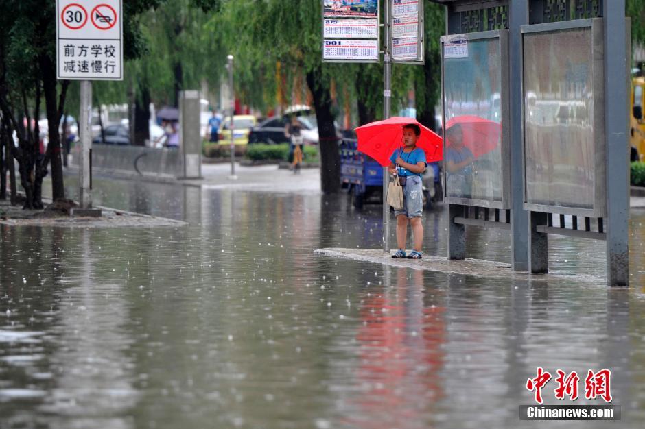 暴雨袭太原致多路段成汪洋