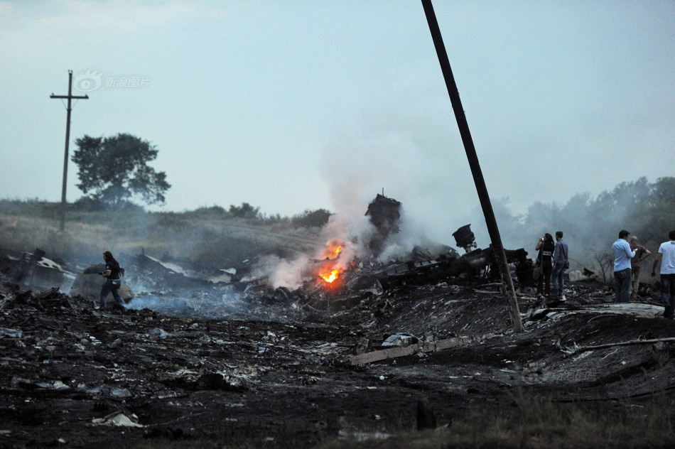 马来西亚的航空公司的波音777客机在乌克兰境内靠近俄罗斯边境坠毁图片
