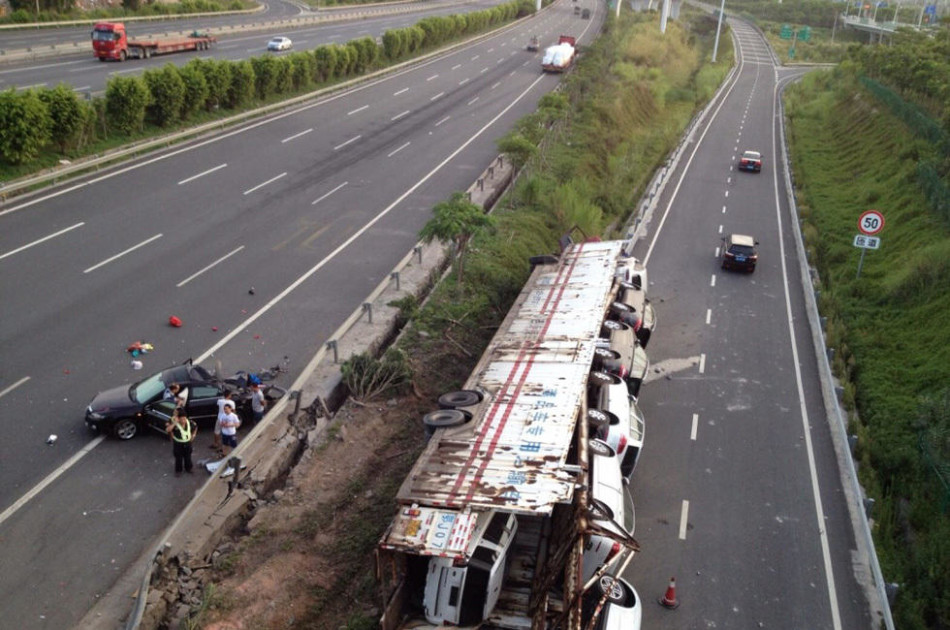 车专用运输车,车上载有11部新车,都是进口车,包括玛莎拉蒂、保高清图片