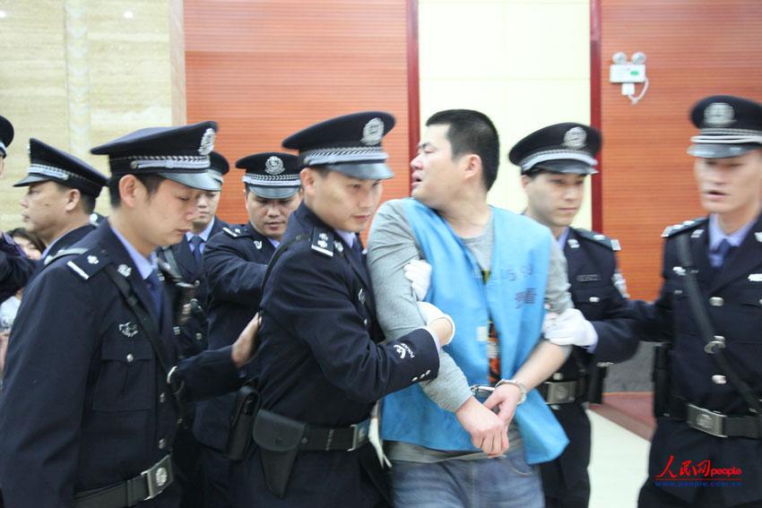 在群众强大压力下,杀人民警被依法枪决 【猫眼看人】