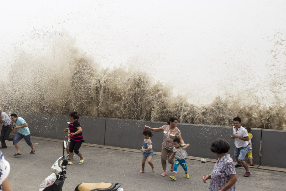杭州钱江潮水凶险 观潮者惊慌而逃 -- 佛山E家|佛山信息网|顺德信息网|第一综合信息门户网-FSEHOME.COM