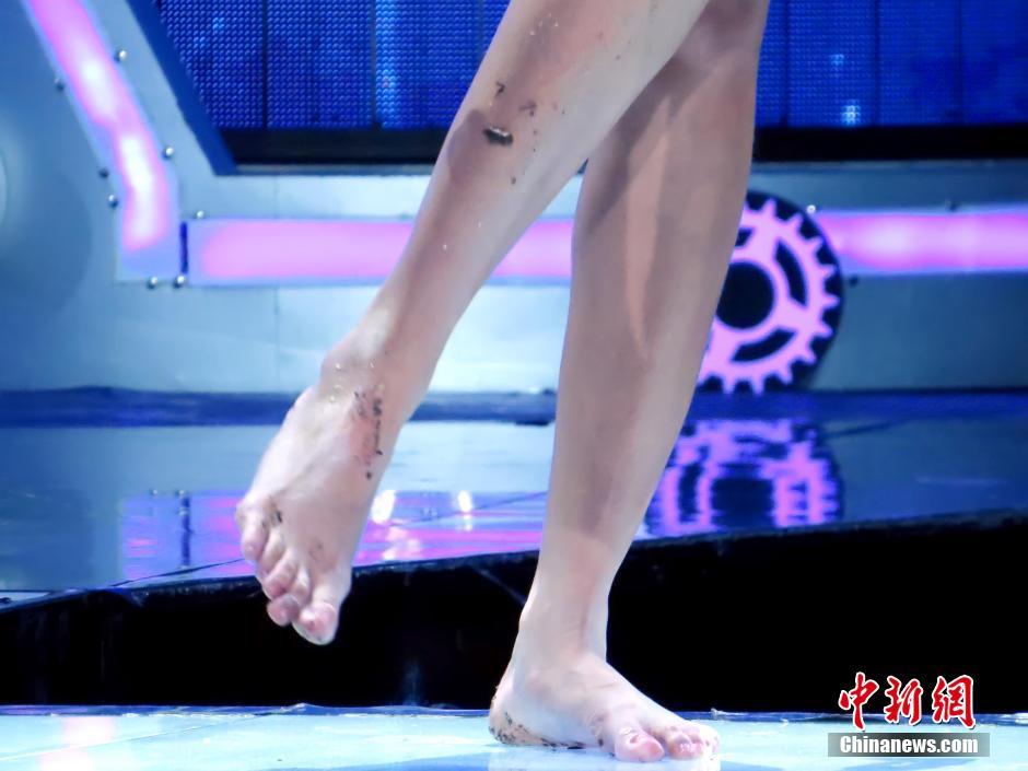 超模比赛模特赤脚走铺满活虫t台