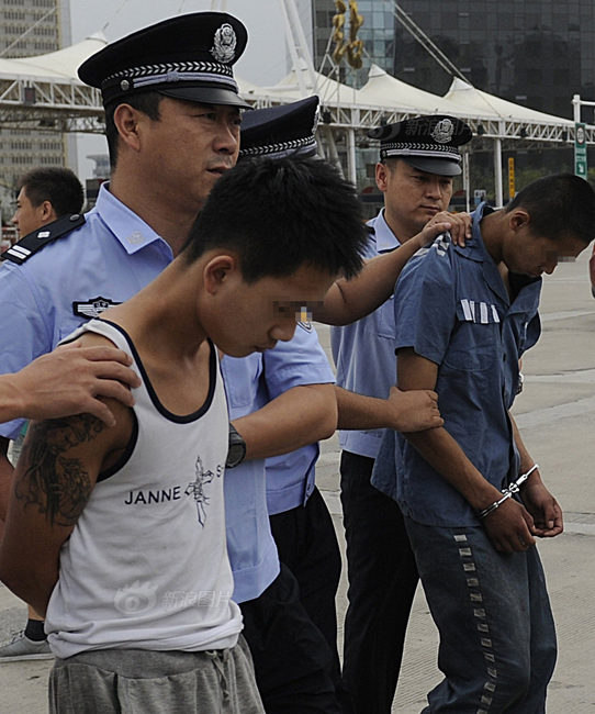 图为犯罪嫌疑人宫某和姜某被沈阳警方押解回沈.