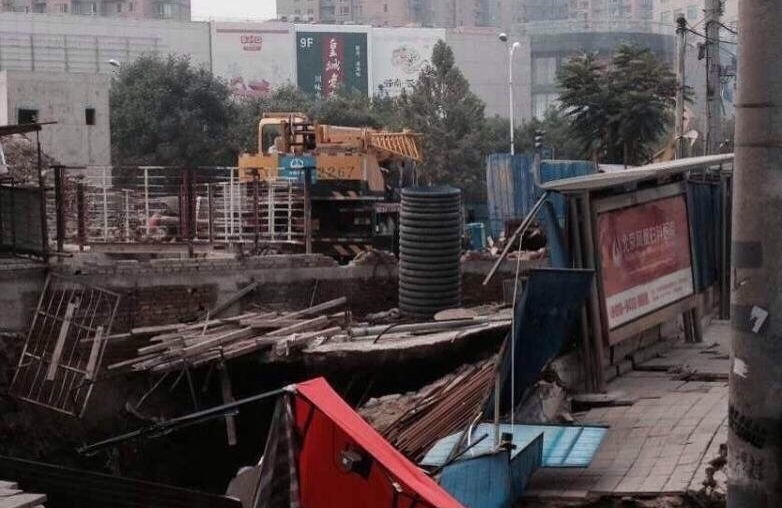 北京14号线地铁附近路面突然塌陷