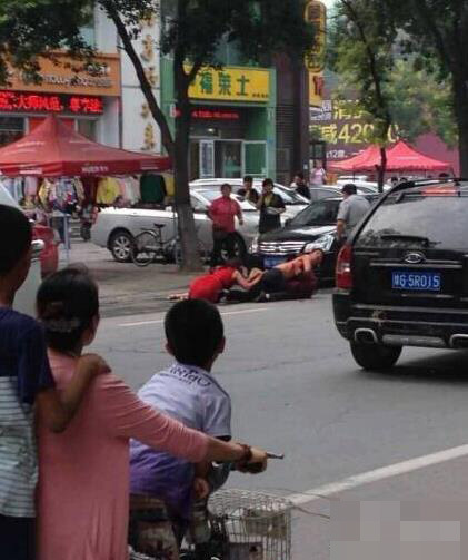 男子疑妻子出轨当街砍人