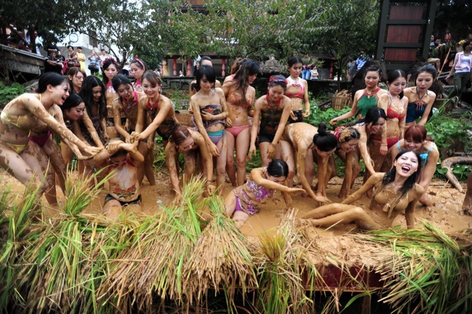 湖南比基尼<em>美女</em>参加泥浆大战,湖南比基尼<em>美女</em>