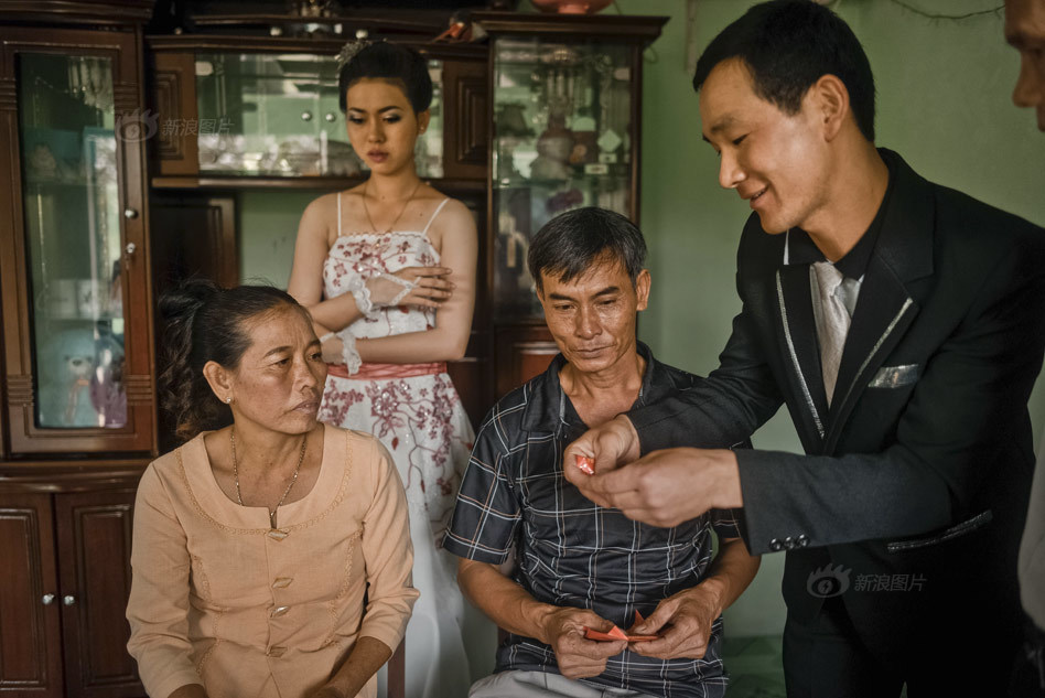 中国单身人口男生_中国单身人口达2.4亿(2)