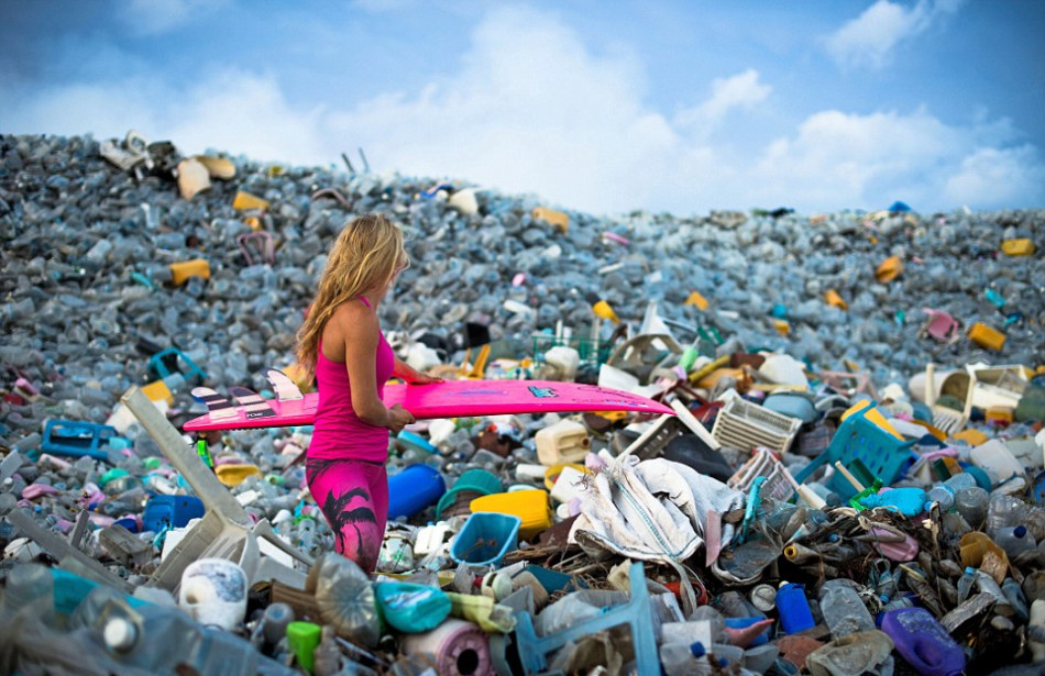 实拍马尔代夫垃圾岛 塑料瓶堆积成山