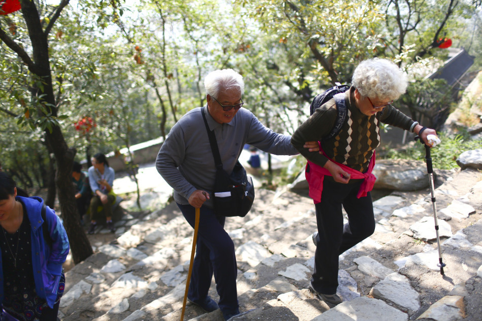 北京数万游客登山过重阳节