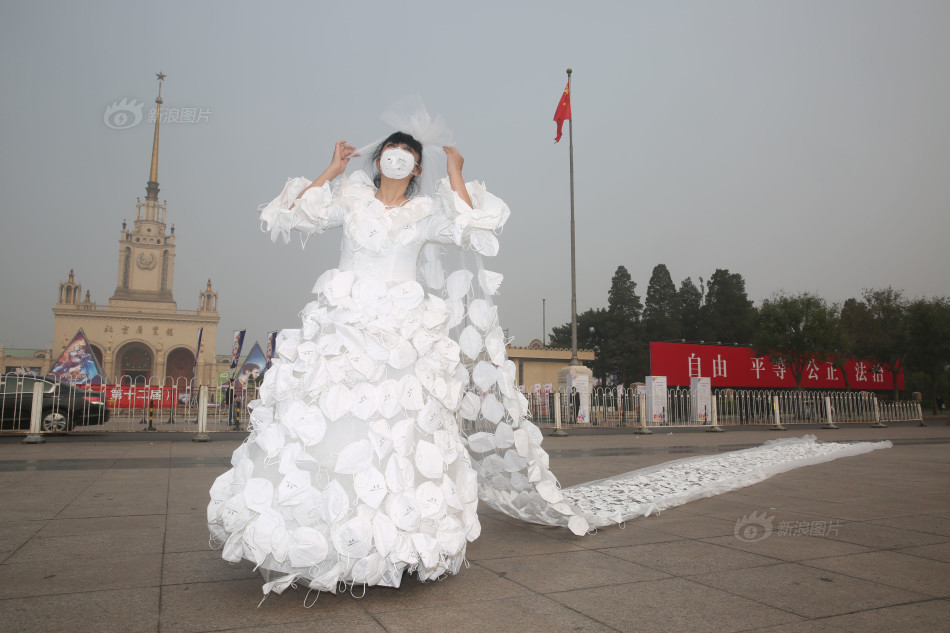 北京艺术家用999副口罩自制10米婚纱