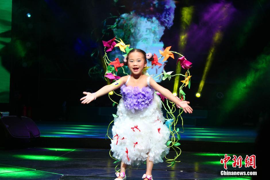 重庆少儿模特才艺大比拼 萌娃大走红毯走秀