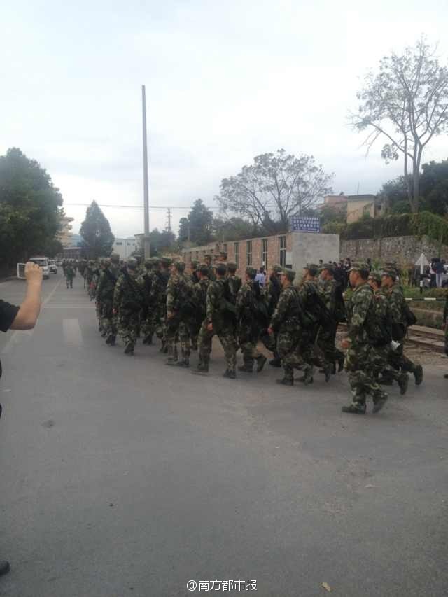 北江监狱门口封路,大批武警撤回监狱门口.