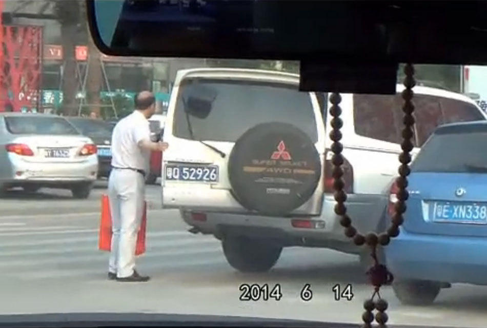广东阳江市一副局长被曝驾公车探怀孕情妇