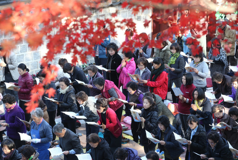 韩国高考将至 家长寺庙跪地祈祷