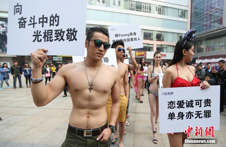 帅哥看美女脱内衣_帅哥美女