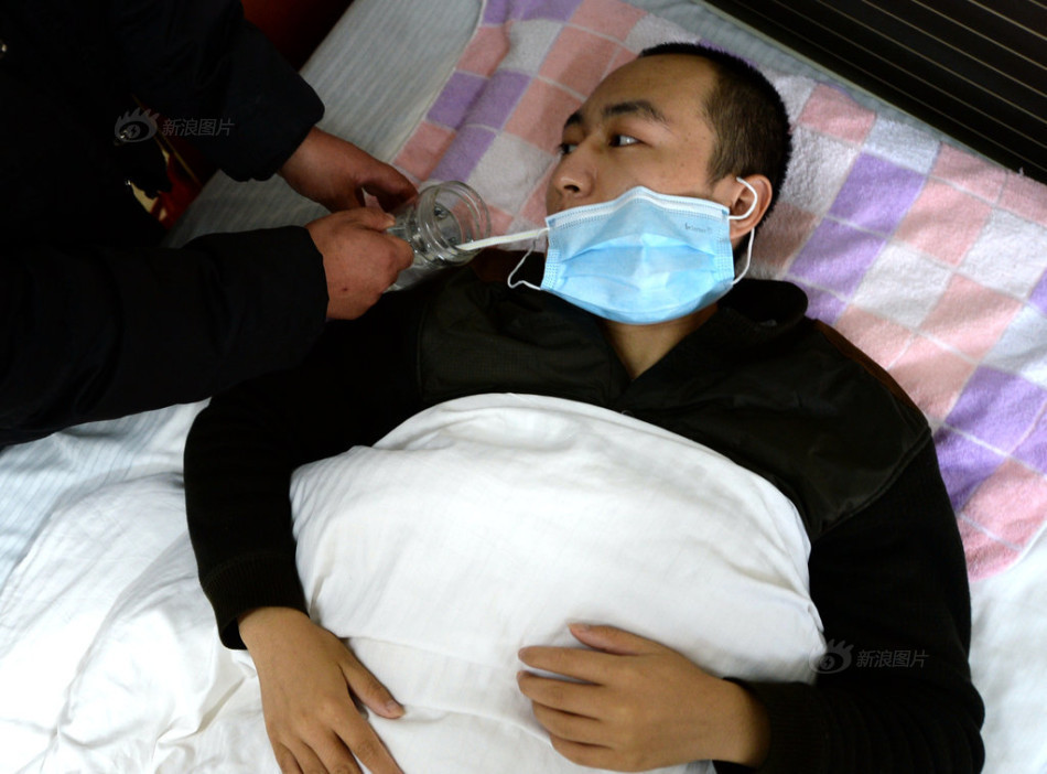 济南<em>最美地瓜妹</em>卖烤地瓜救白血病哥哥,济南