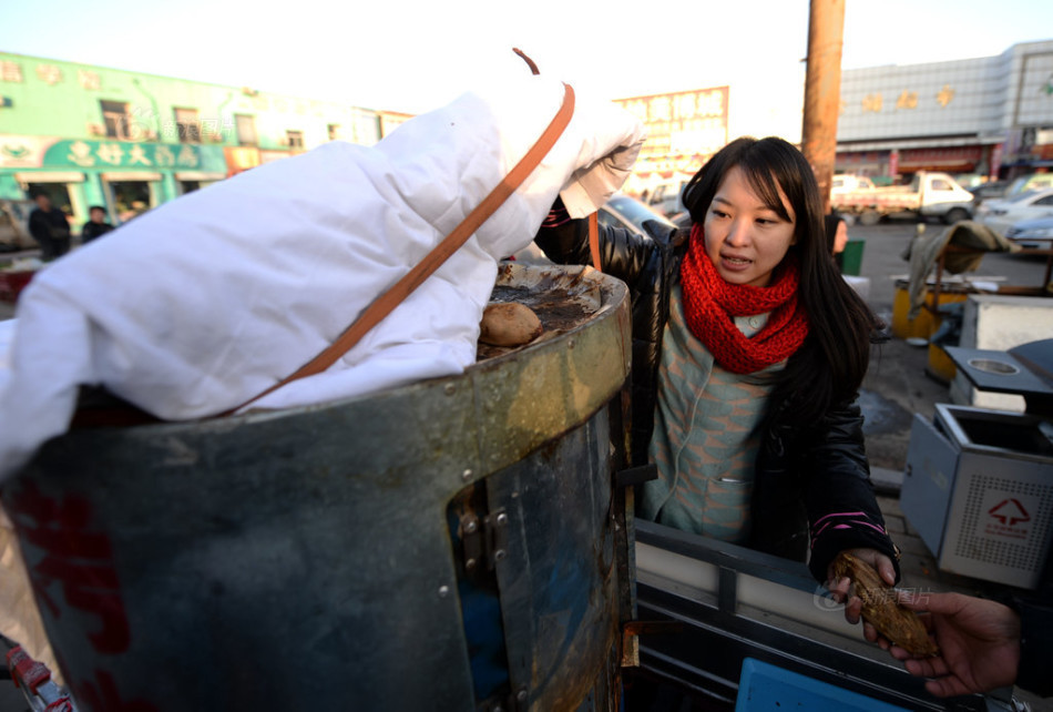 济南<em>最美地瓜妹</em>卖烤地瓜救白血病哥哥,济南