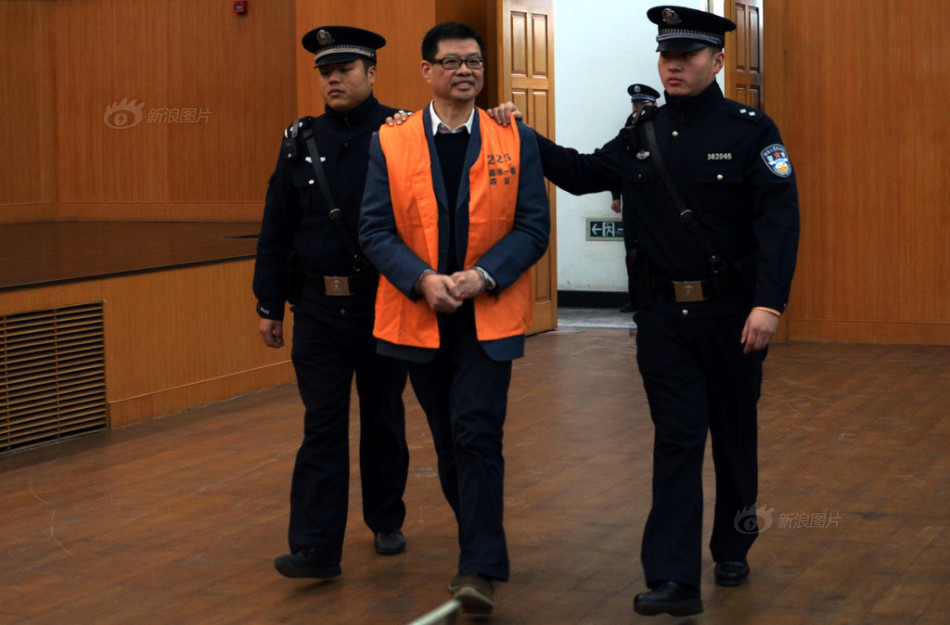 中国最年轻大学校长面带微笑出庭受审