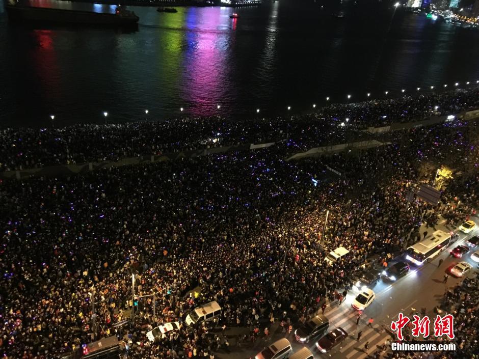 【新闻】上海外滩发生踩踏事故致35人死-GIF66lu福利