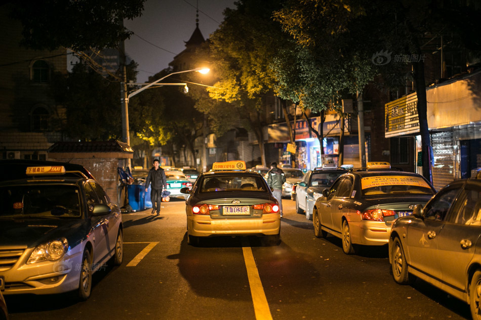 探访夜班出租车司机下班后生活