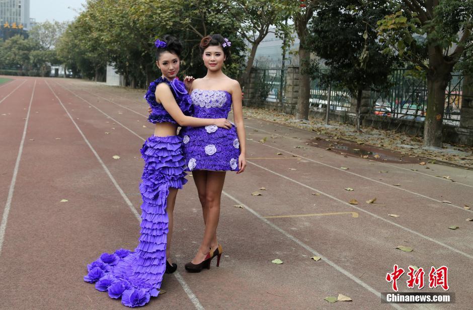 成都高校的最美期末考 废纸"变"婚纱