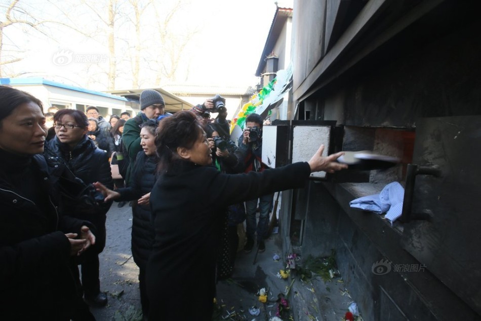 布鞋院士追悼会 李克强等送花圈