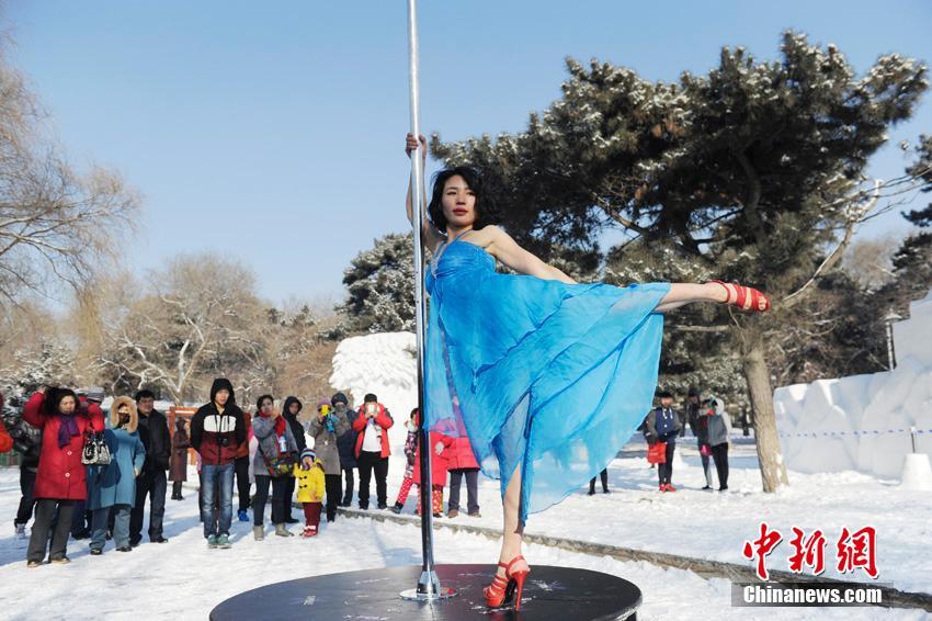 长春女孩雪地表演钢管舞_高清图集_新浪网