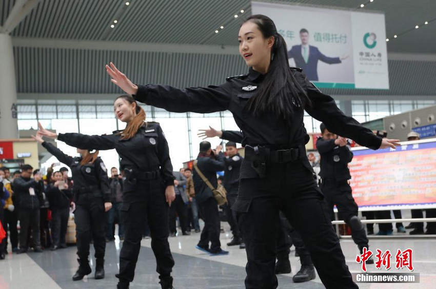 3 2月3日,河南郑州,铁路公安女特警在郑州东站侯车大厅向旅客进行擒拿
