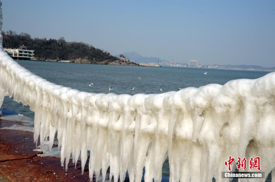 烟台海边现大面积冰凌奇迹 - 新闻频道 - 黔南在