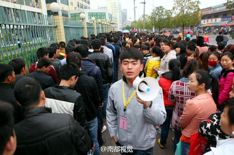 广东一工厂招工 求职者通宵排队